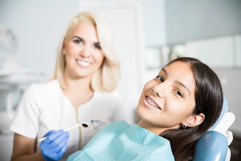 Dentista atendendo paciente em consultório odontológico